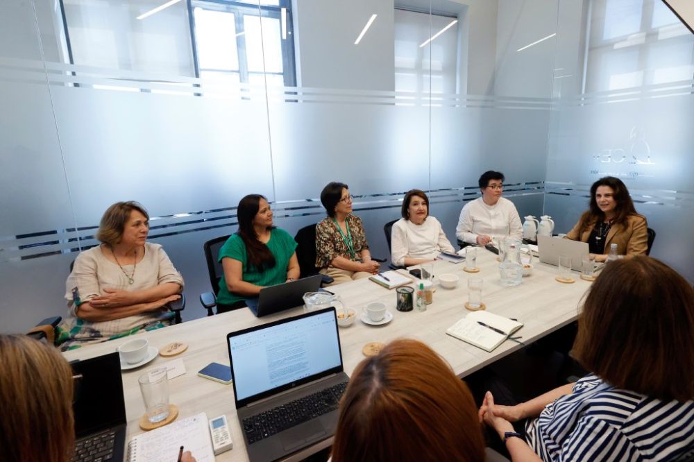 En la imagen se puede ver a todas las consejeras sentadas en la mesa que está encabezada por Paulina Berríos, en la sala de reuniones del Consejo de Evaluación de la Universidad de Chile. 